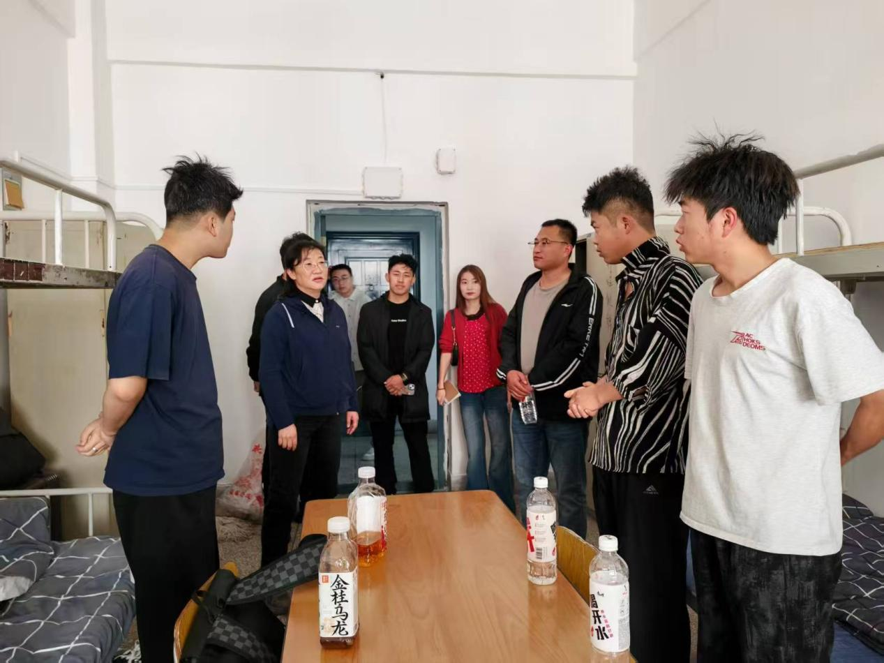 beat365英国官网网站信息科学与工程学院 院领导及老师们走访、慰问新生宿舍